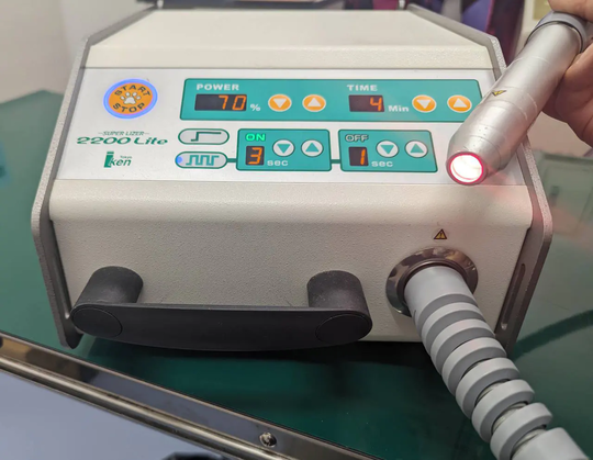 近赤外線が出るスーパーライザー(光線治療器)